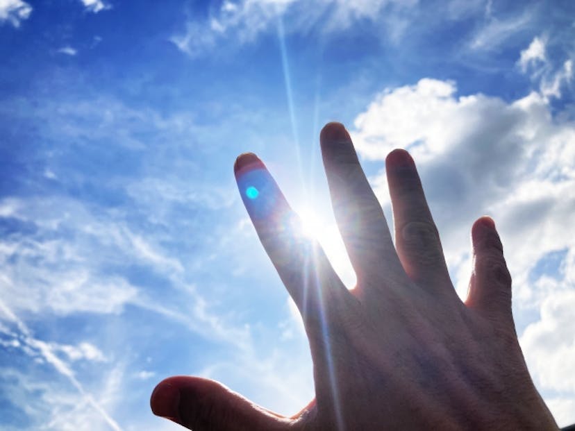 日焼けとは？種類や肌への影響、予防法、日焼け後のケアについて解説のサムネイル