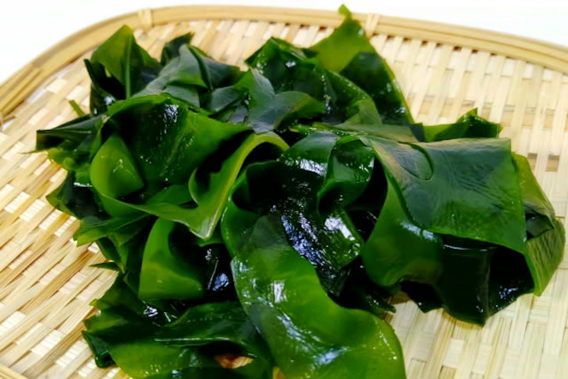 わかめに含まれる栄養素とそのはたらきとは？摂取のポイントも紹介のサムネイル