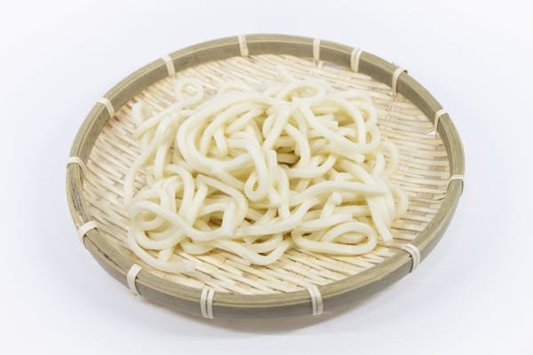 ざるにのったうどんの麺