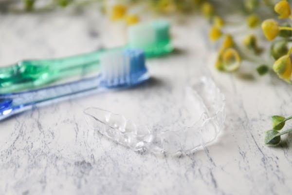 歯ブラシと透明のマウスピース
