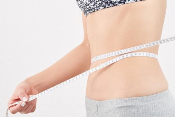 腹囲を計測する女性