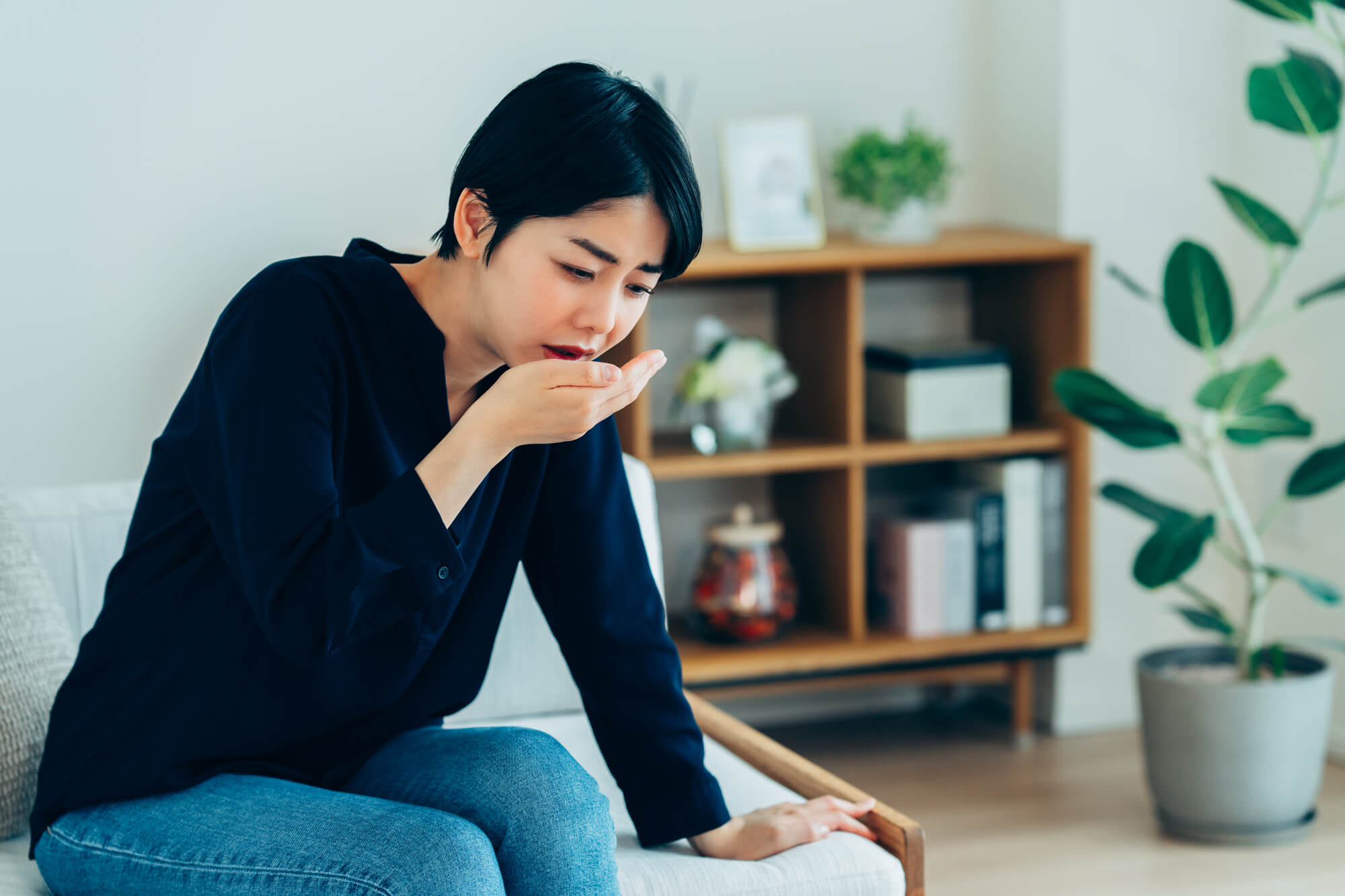 苦しそうな女性