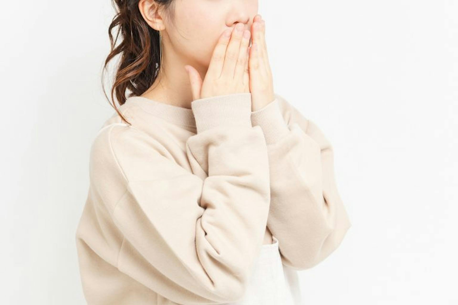 自分の口臭をチェックする方法とは？主な口臭の原因と予防策も紹介のサムネイル