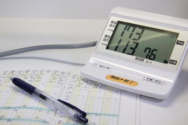 血圧計と記録表