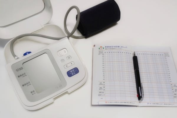 血圧測定器と測定シート
