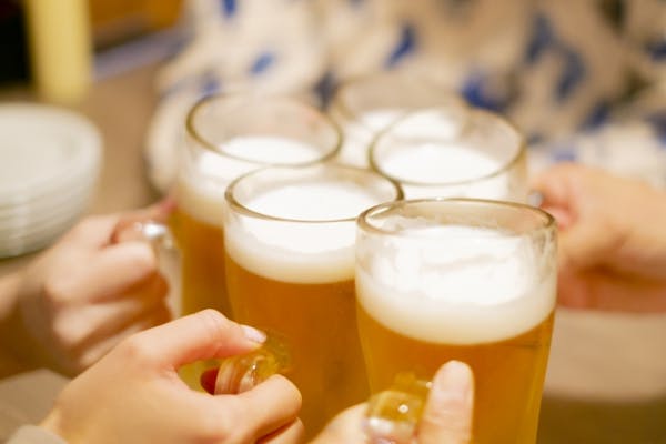 ビールで乾杯している様子