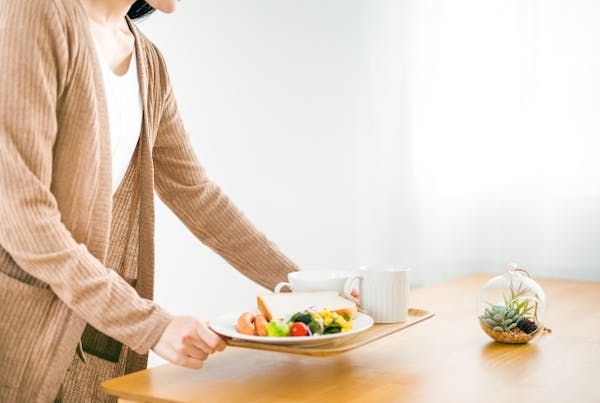 朝ごはんを準備する女性