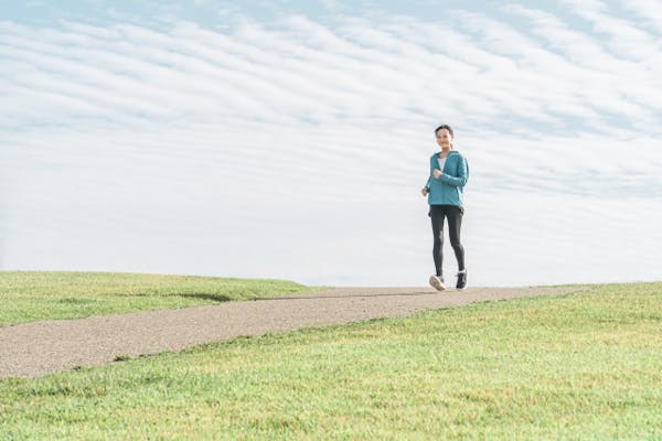 ジョギングする女性