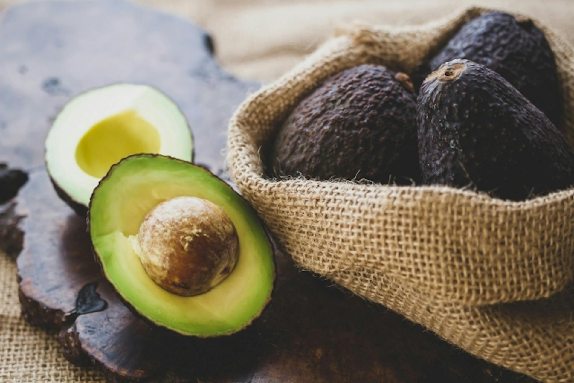 アボカドは栄養価が高いって本当？含まれる栄養素と効果を解説のサムネイル