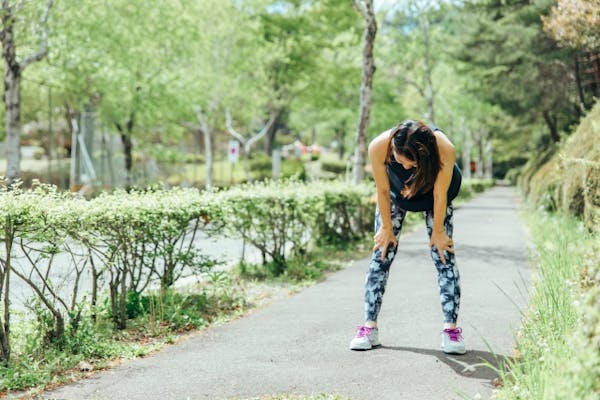 ランニング後に休んでいる女性