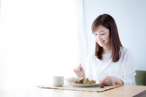 食事をする女性