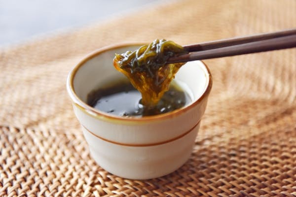 箸でもずくを持ち上げているところ