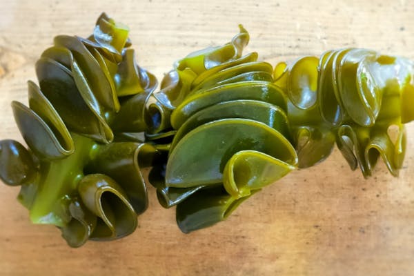 カット前のめかぶ