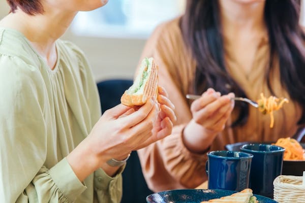 ホットサンドを食べている女性