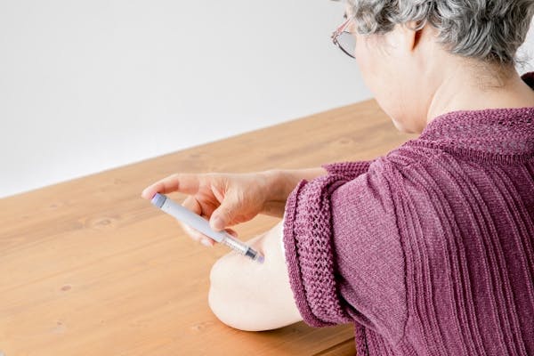 自分でインスリン注射をうつ高齢女性