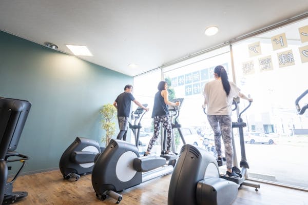ジムで運動している男女たり