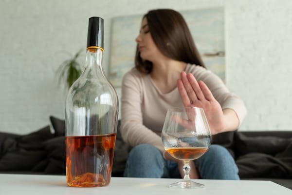 アルコールを拒否する女性