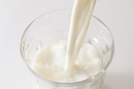 牛乳のカロリーはどれくらい？1日の摂取目安量と含有栄養素も紹介