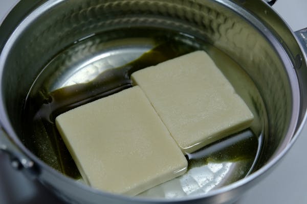 昆布をいれた水で戻し中の高野豆腐