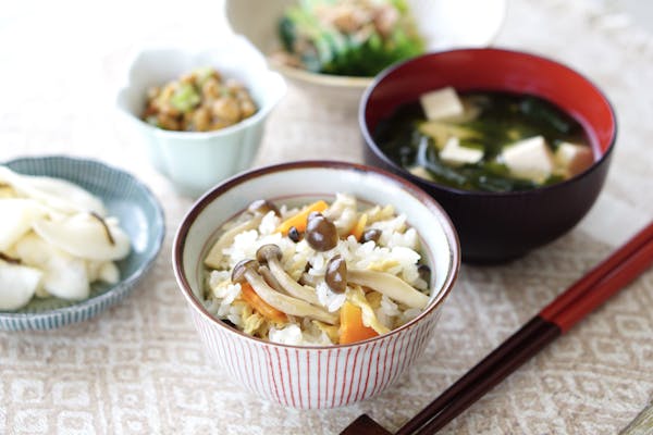 炊き込みご飯メインの和食