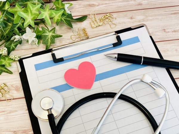 聴診器とカルテ