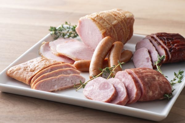 ハムやソーセージなどのスモーク製品盛り合わせ