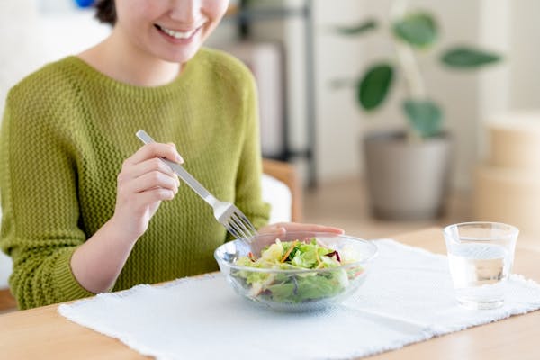 野菜サラダを食べる女性
