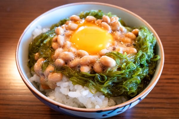 生タマゴや納豆やめかぶをのせたご飯