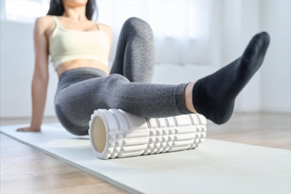 器具を使ってふくらはぎの運動をしている女性