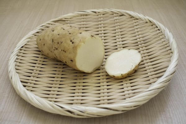 ざるにのったカットした長芋