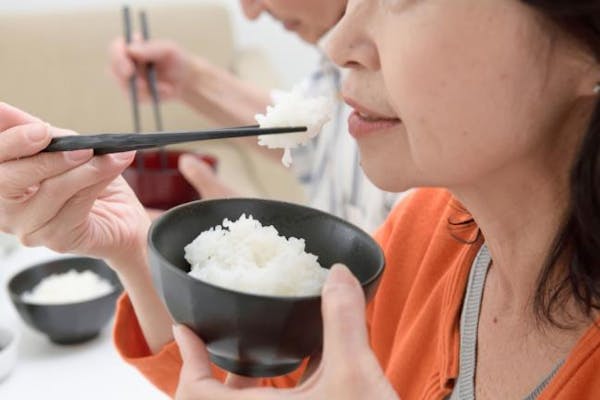 お米を食べる女性