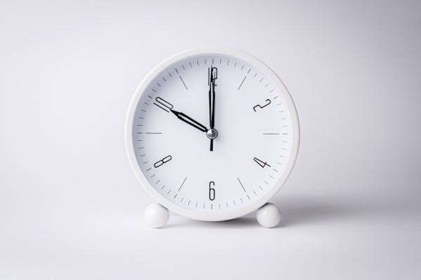 白い置き時計