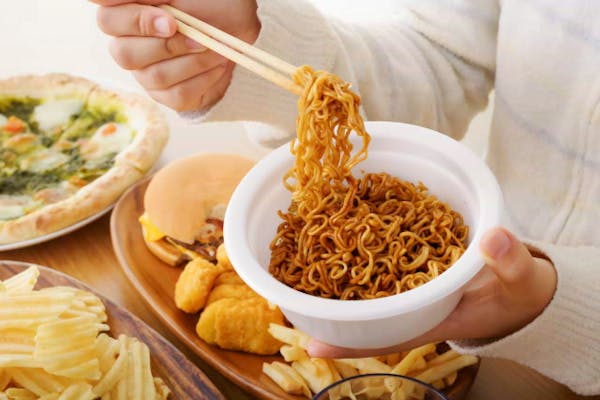 カップ麺を食べようとしているところ