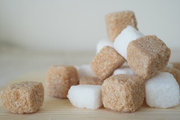 ブラウンとホワイトの角砂糖