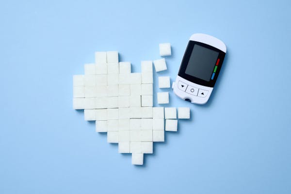 角砂糖のハートと血糖値測定器