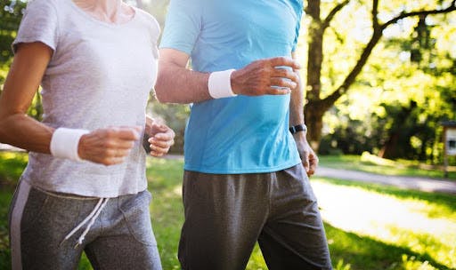 運動する男性と女性