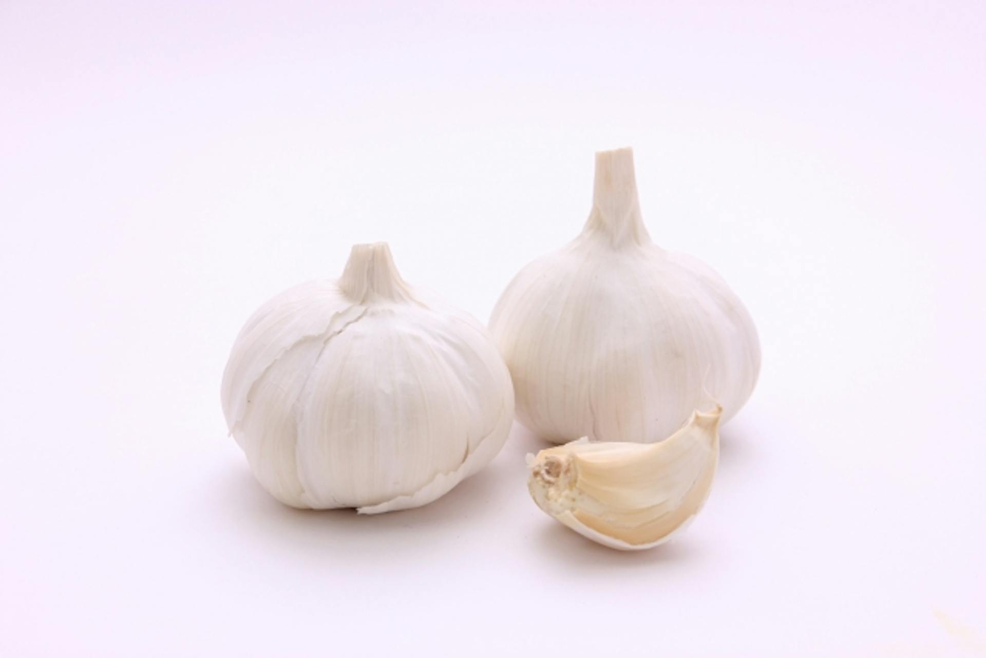 にんにくに含まれる栄養素は？選び方や保存方法、食べ方のコツも解説のサムネイル