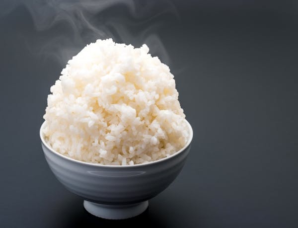 お茶碗に山盛りの白飯