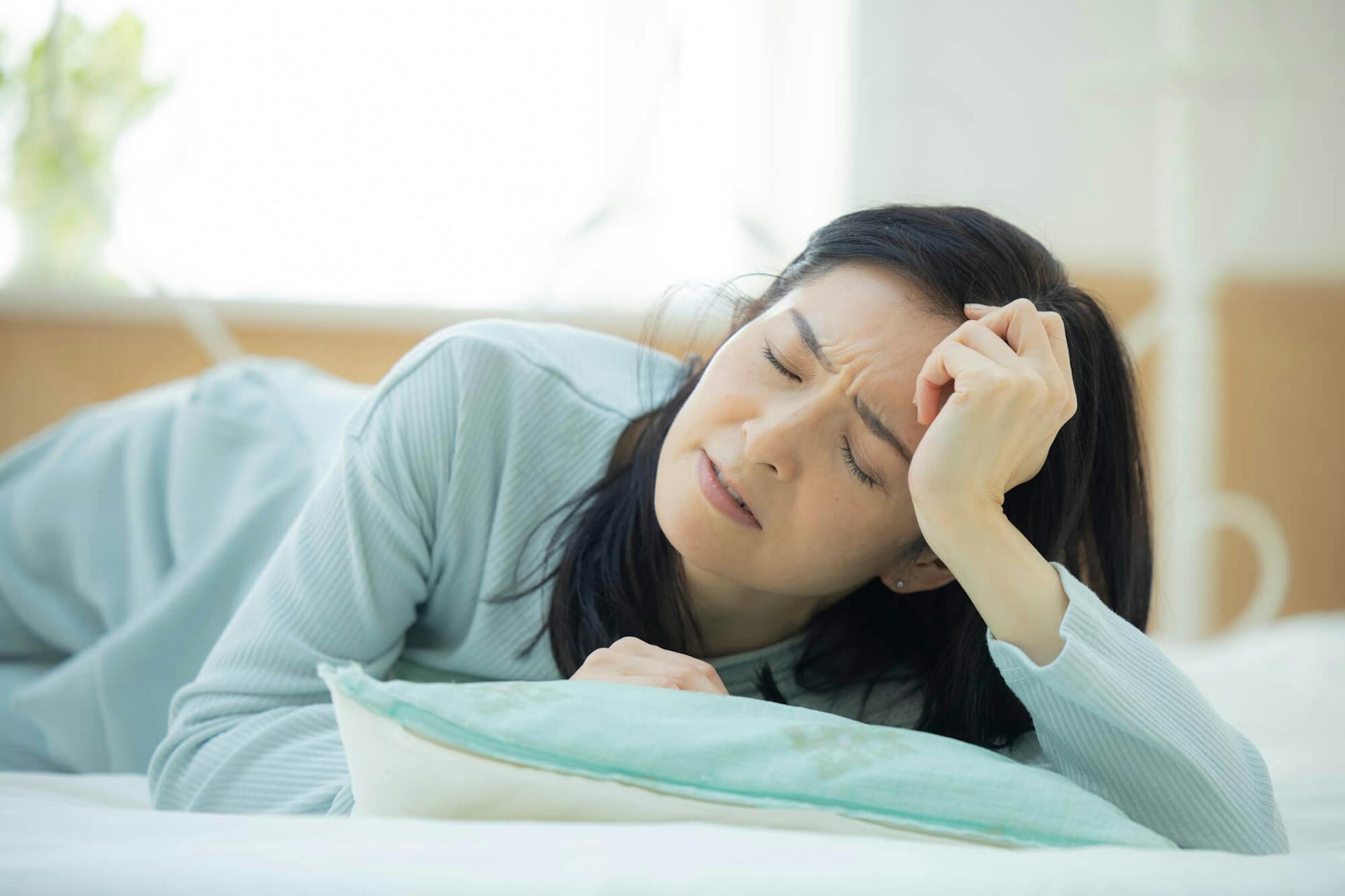 寝不足による頭痛の原因とは？対処法と予防法も詳しく解説のサムネイル