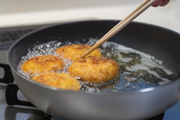 揚げ物をしているところ