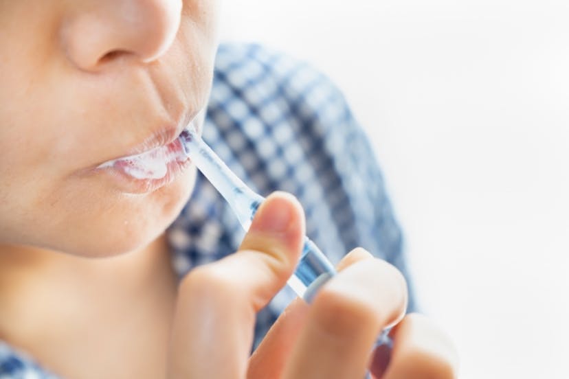 歯茎が下がる原因とは？歯肉退縮の治療法や予防のポイントを解説のサムネイル