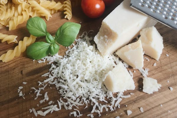 削りかけのチーズとマカロニ