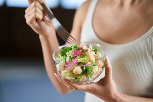 野菜サラダを食べているひと