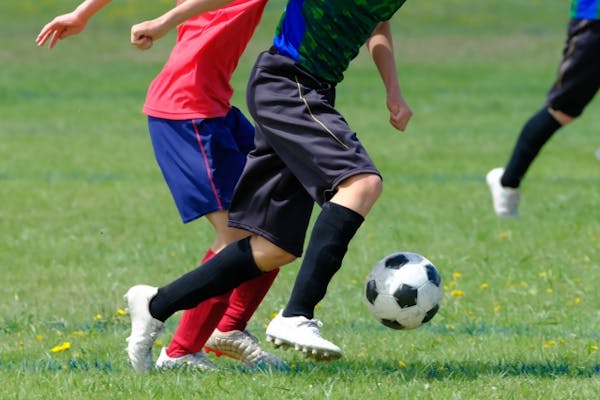 サッカーをする人たち