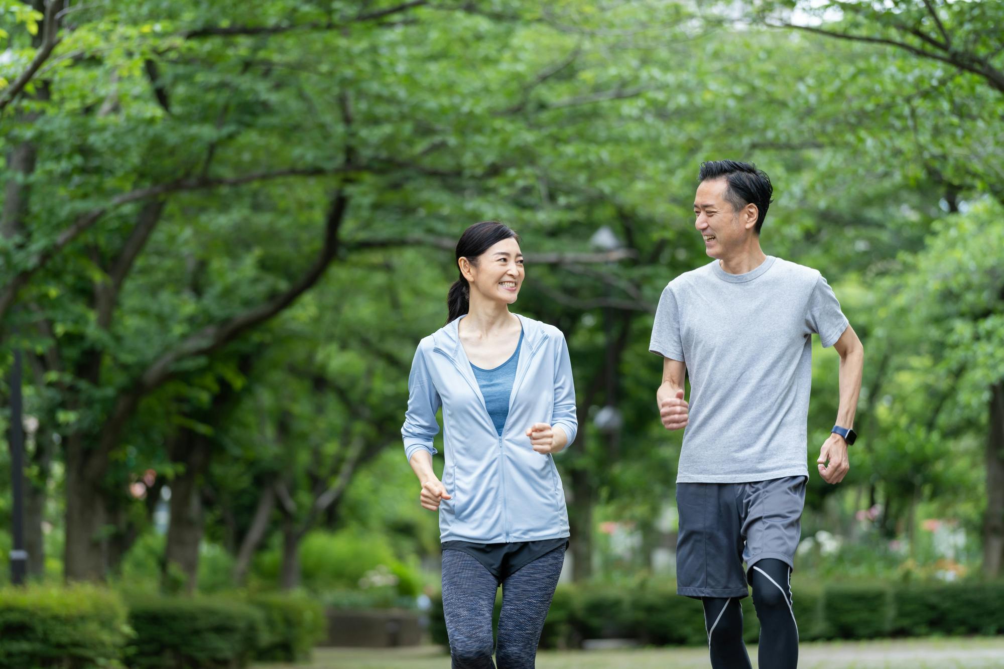 ウォーキングをする男性と女性