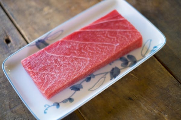 カット前の魚のお刺身