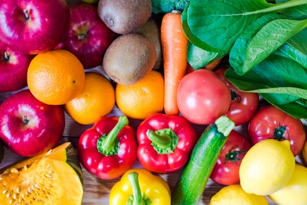 鮮やかな野菜と果物の画像
