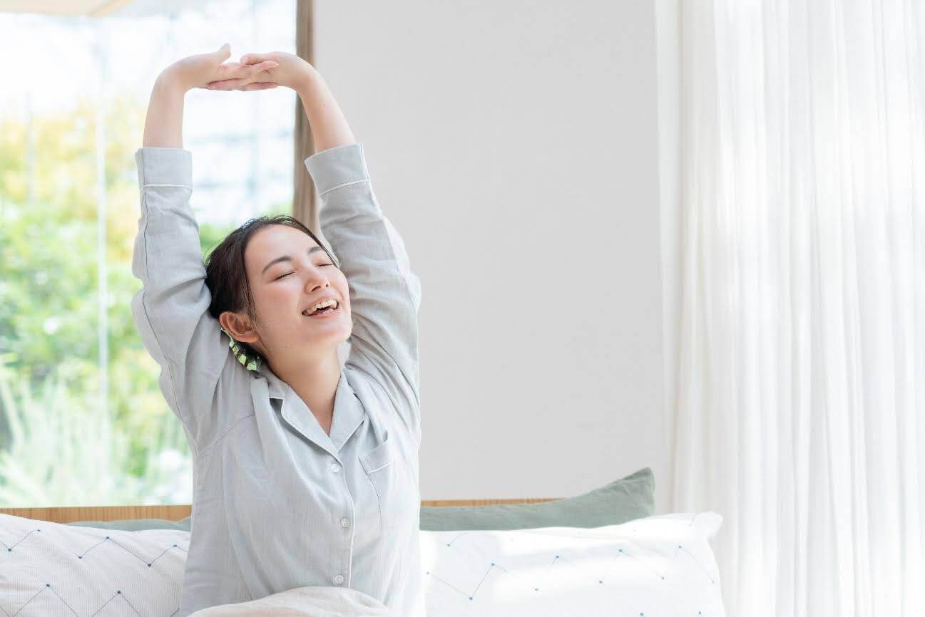 伸びをする女性