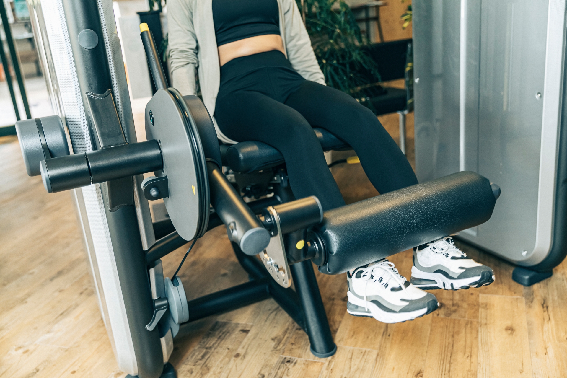 筋トレする女性