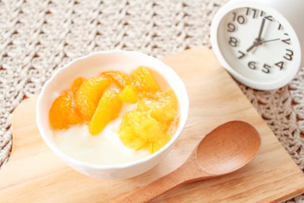 ヨーグルトにフルーツをいれたもの